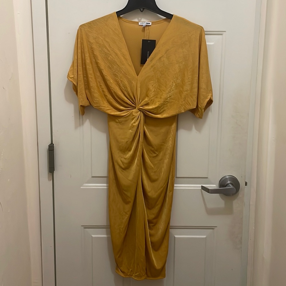 FASHION NOVA, NWT Size L Full grown Mustard knot dress with front split.